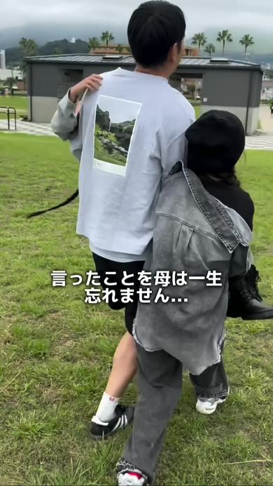 妹を胴上げする長女とパパの後ろ姿