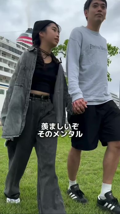 手をつないで歩く長女とパパ