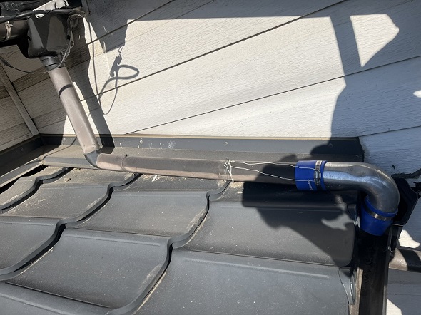 雨どいの先端に取り付けられていた車用の高級なアルミパイプ