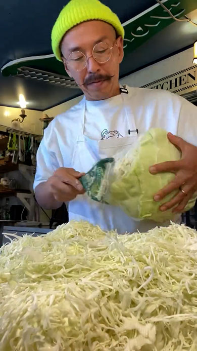 札幌大球を千切りにするところ