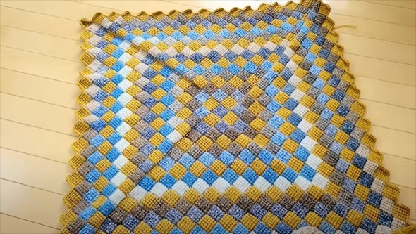 中心からポコポコ編んでいくブランケット
