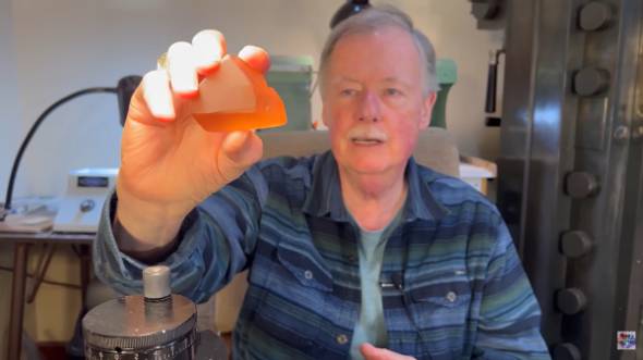 モルガナイトを磨く