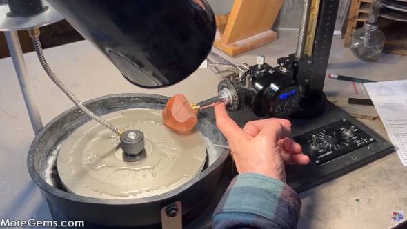 モルガナイトを磨く