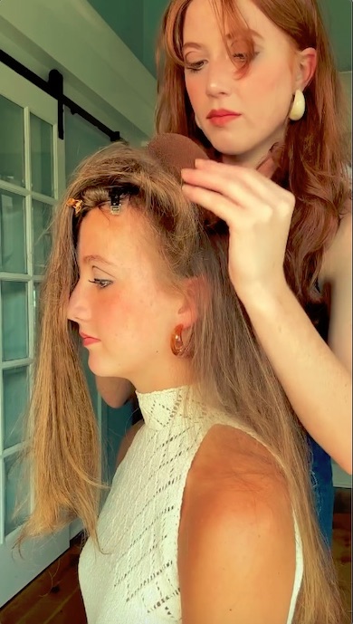 すき毛を頭の上に載せてボリュームを出す様子