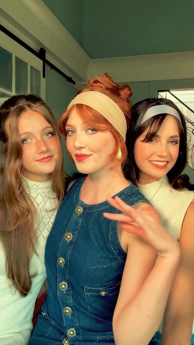 60年代風ヘアメイクを施した三姉妹