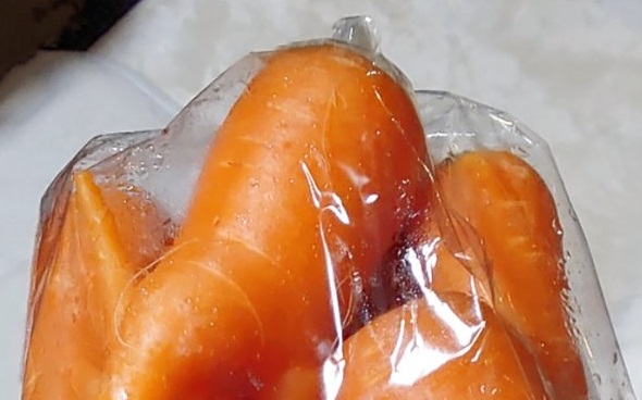 買ってきた袋詰めのニンジン