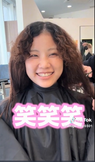 短く髪をカットする様子