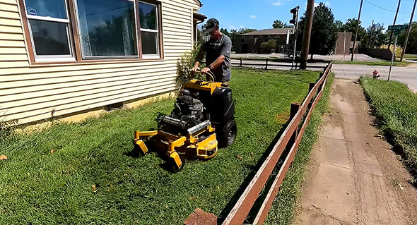 芝刈り機で一気に刈り取り