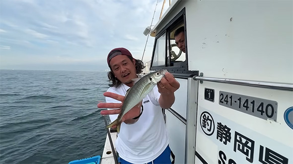 アジを片手で持ち見せる