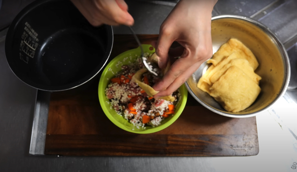 具材を油揚げに詰めます