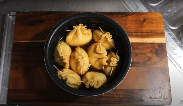 調味料を合わせた炊飯釜に具材を並べます