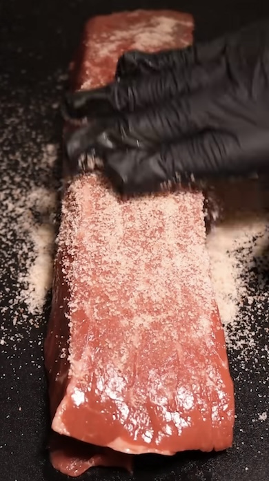 肉に岩塩をすり込む