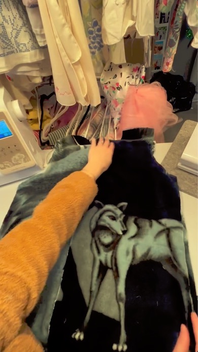 ブランケットをパーツごとに分けて切る様子