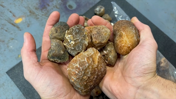 「瑪瑙（メノウ）」を半分に切ってみる動画