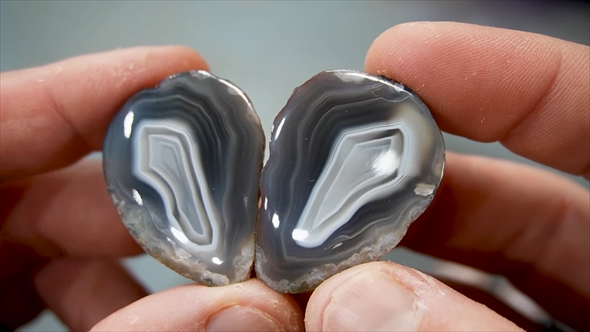 「瑪瑙（メノウ）」を半分に切ってみる動画