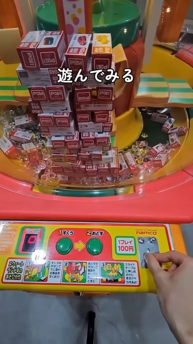 購入したスウィートランド4の内部に築いたミニカーの箱のタワー