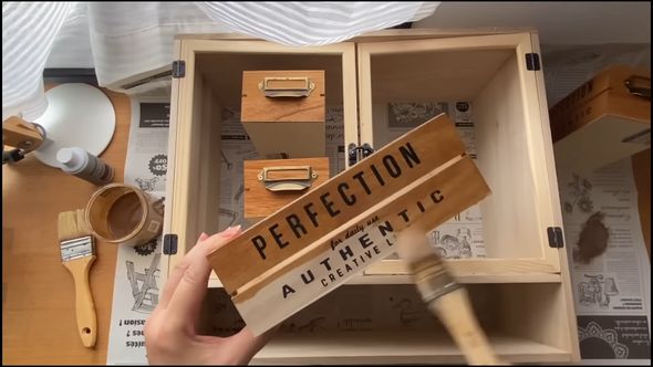 引き出しにニスを塗ってレトロな雰囲気に仕上げていく