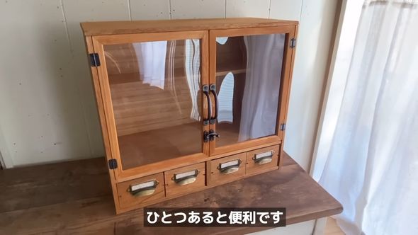 完成した100円均一ショップの材料で構成されている収納棚