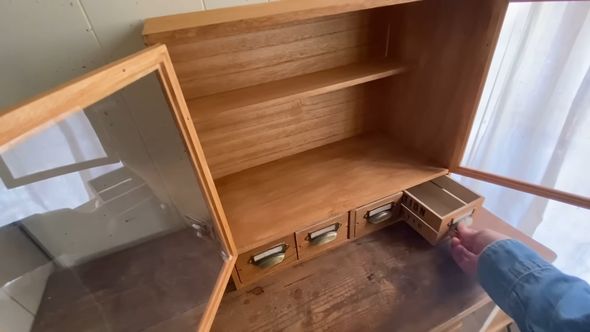 100円均一ショップの材料で構成されている収納棚を開いた様子