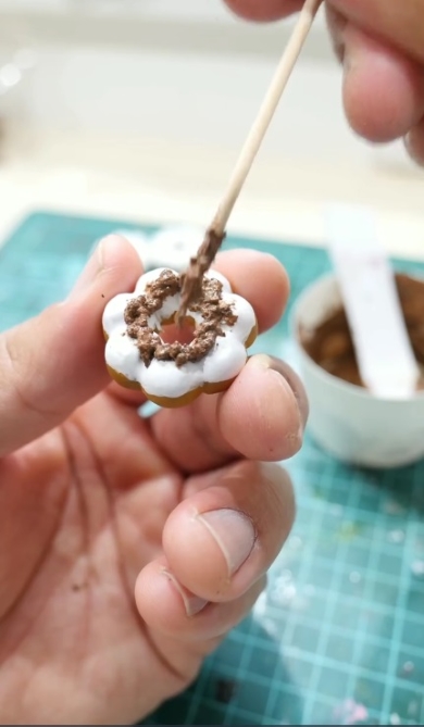 手作りのドーナツ型コンセントカバー