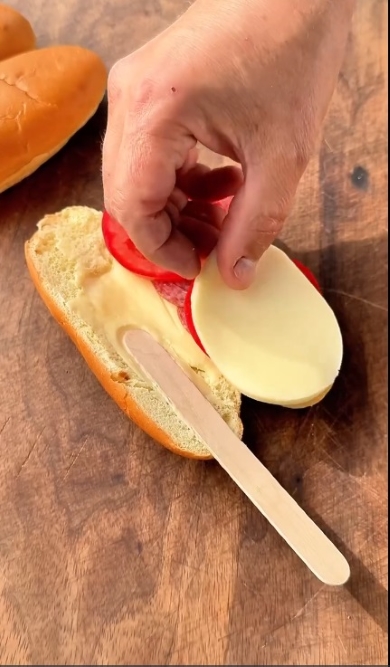 コッペパンに具材を挟む様子