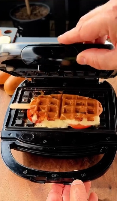 ワッフルメーカーにパンを入れる様子