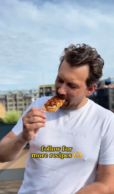 焼けたサンドを食べる男性