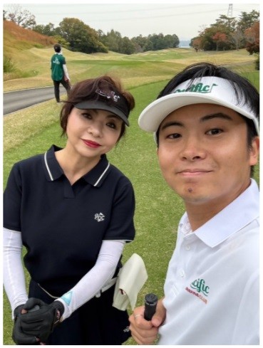 ゴルフするモモコさん