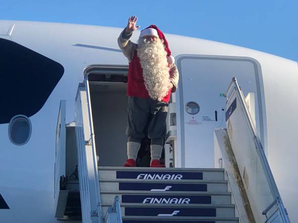 サンタクロースがフィンエアーで日本に到着