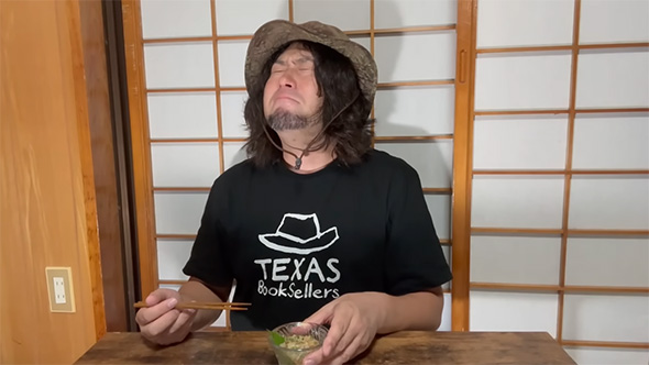 なめろうを味わう男性