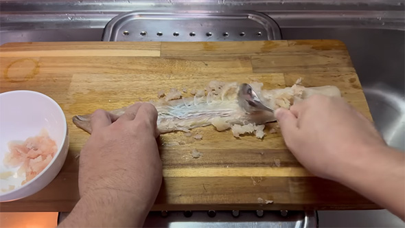 身をスプーンでこそぐ