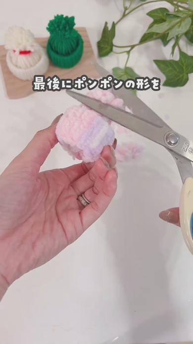 トイレットペーパーの芯に毛糸を巻き付けて作るミニニット帽の作り方解説
