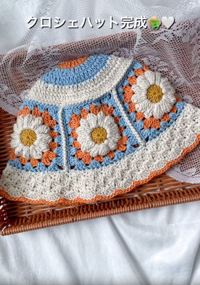 立体的なお花モチーフがかわいいクロシェハットが完成