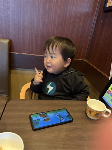 居酒屋で旧友との談笑に明け暮れる雰囲気の子ども