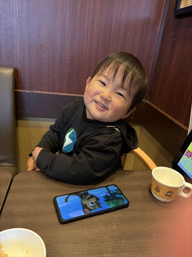 居酒屋で旧友との談笑に明け暮れる雰囲気の子ども