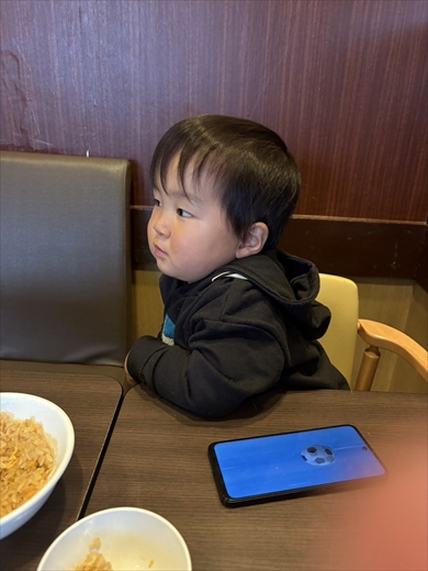 居酒屋で旧友との談笑に明け暮れる雰囲気の子ども