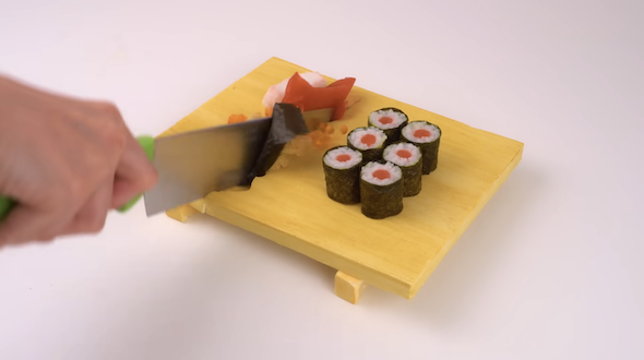 “すしげた”ごとナイフでカット