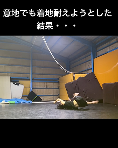 運動神経抜群な男性が“意地でも耐える様子”