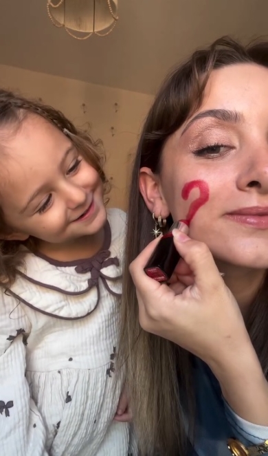 右の頬に赤いリップでペインティング