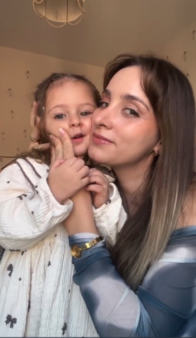 母と娘のチークキス