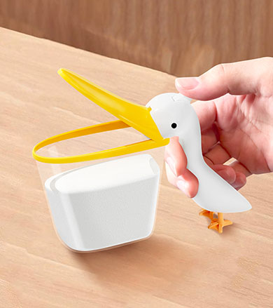 ペリカンの調味料入れ（口を開けたところ）