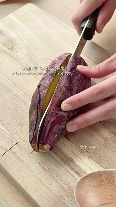 焼き芋を切る画像