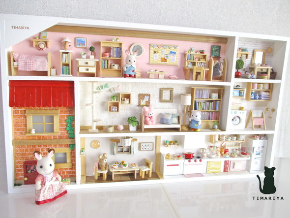 帯用木箱をドールハウスにリメイクした様子