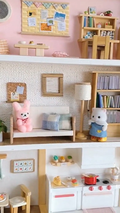 帯用木箱をドールハウスにリメイクした様子