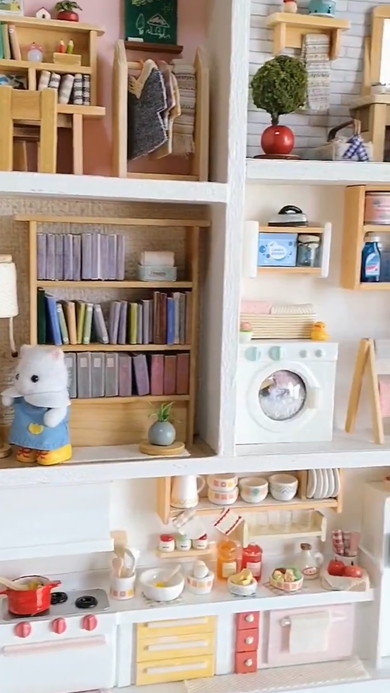 帯用木箱をドールハウスにリメイクした様子