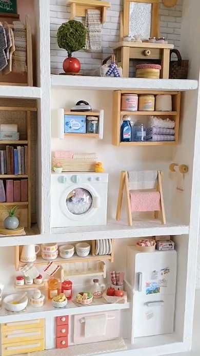 帯用木箱をドールハウスにリメイクした様子