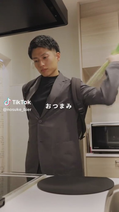 長ネギを背負う男性