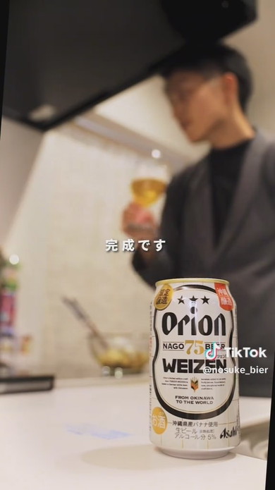 ビールを飲む男性