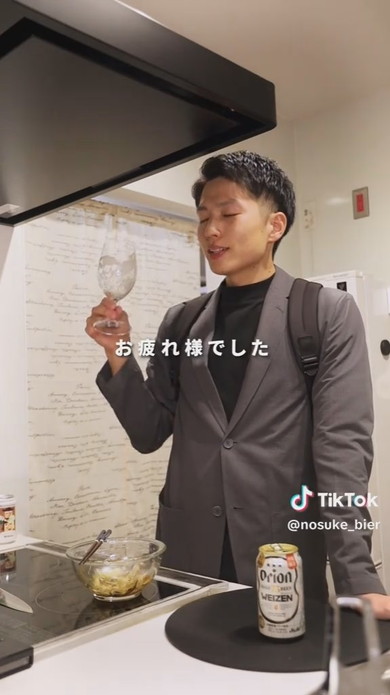 ビールを飲む男性