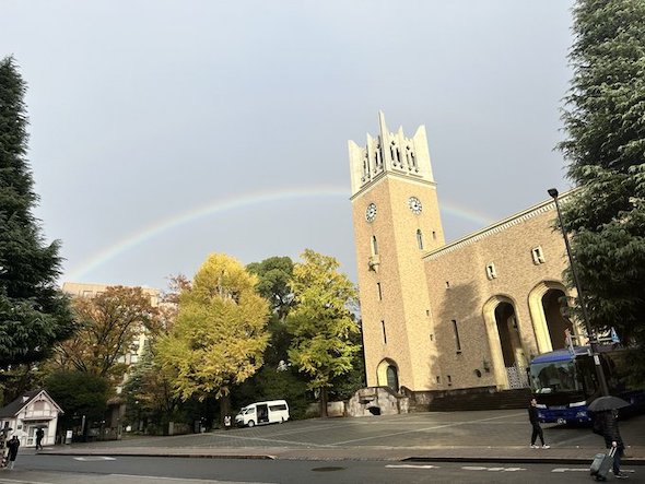 大学の講堂にかかった虹の写真